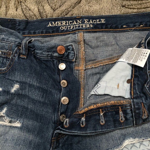 Used hi-waisted A&E distressed shorts - Picture 3 of 5